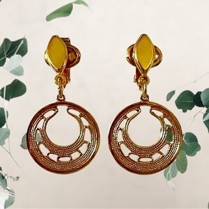 Vintage Crown Trifari Gold Tone Clip-on Earrings​​​​​​​​​​​​​​​​​​​​​​​​​​​